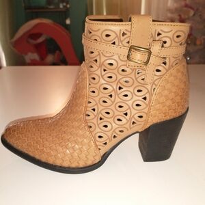 Dingo ankle boots